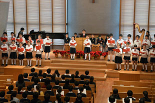 クリスマス礼拝<br> 元気に学校生活を過ごせたことを神様に感謝し、 荘厳な雰囲気の中で祈りを捧げます。