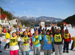 スキー教室<br>（2月 第5・6学年 　かたしな高原スキー場）<br>6年生は最後の宿泊行事になります。5年生も6年生も3日間、楽しく滑り、どんどん上達します。