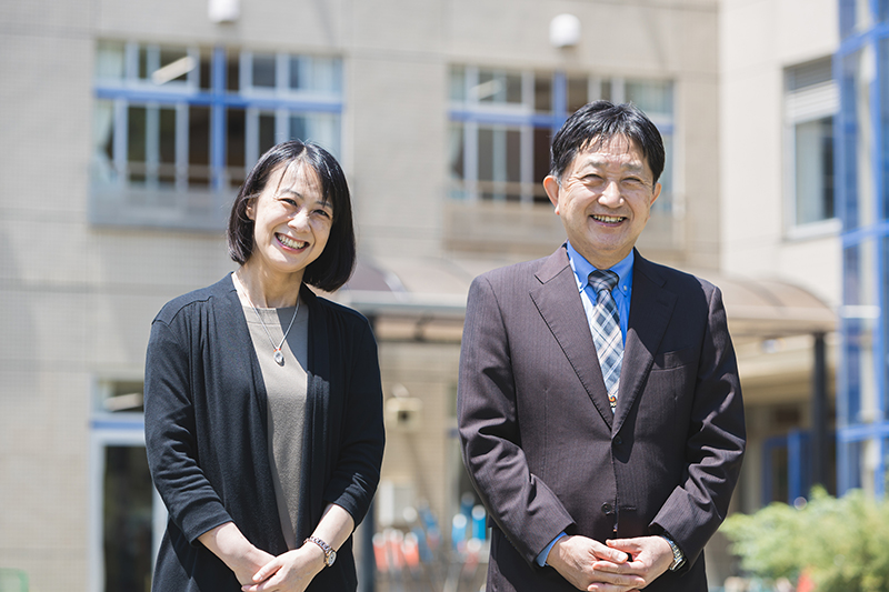 （右）校長　栗林明弘先生　<br>（左）教頭　百合岡依子先生