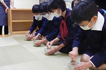 茶道教室（11月）　<br>児童が、一人一人お茶を立て、友達をお客様としておもてなします。