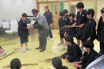 正月 玄関飾り作り（12月 第5学年）<br>お正月に向けて、しめ縄を作ります。<br>5年生の『総合的な学習の時間』稲作体験の一つの活動になっています。