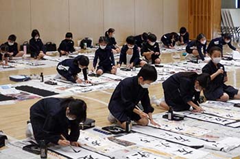 書初め大会（1月）<br>凛とした雰囲気の中、各学年が集中して書き初めを行います。<br><br>