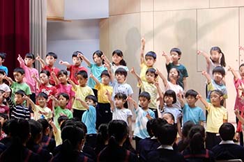 6年生を送る会（2月）<br>表現の活動です。6年生との思い出を踏まえて、普段の学習の成果を発表します。<br><br>