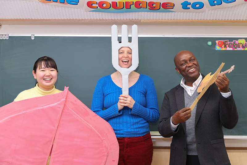 英語科教諭　(左)新史織先生<br>(中央)アトキンエリサ先生 (右)オコリバリトン先生